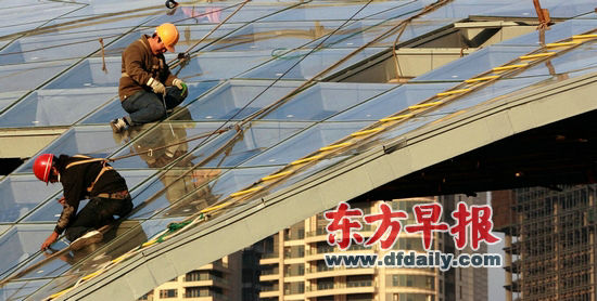 今后，上海還將限制處于人流密集、流動(dòng)性大的區域內的建筑物安裝玻璃幕墻。徐曉林 早報資料